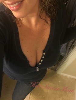 hot-soccermom:  Just a quickie before work 💋