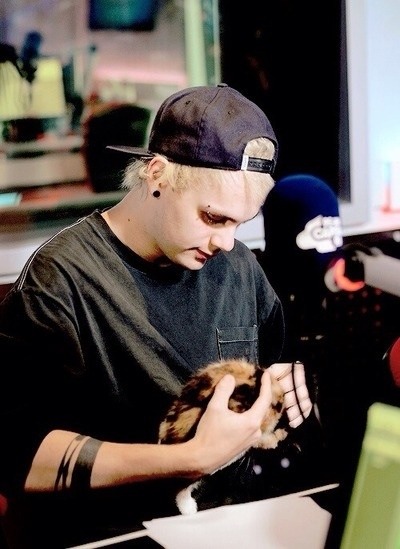 ashtongirlforever:  Michael Clifford is a beautiful human being 