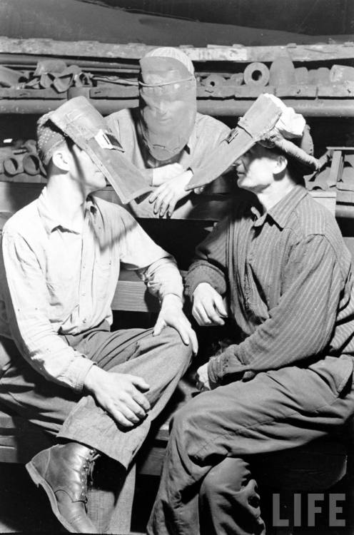 Wheeling Steel workers(Alfred Eisenstaedt. 1938)