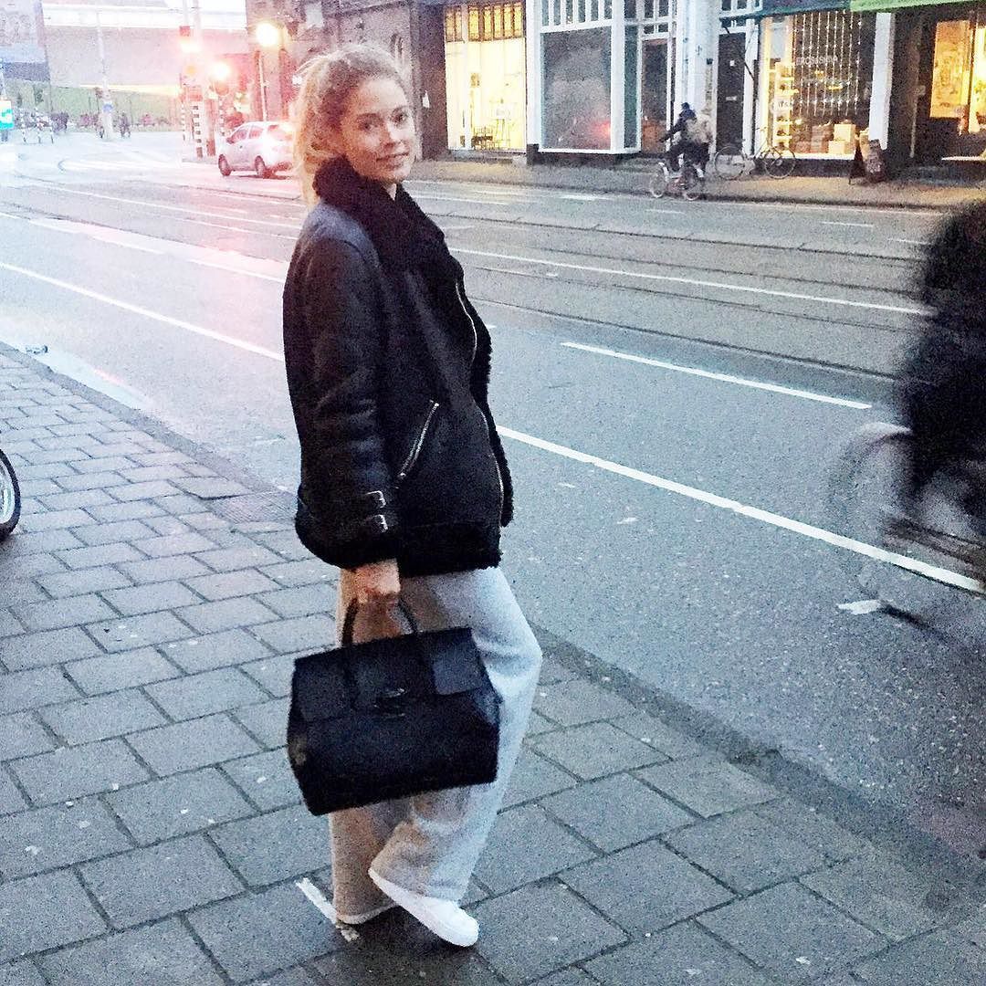 Casual stroll the other day with my new favorite bag✌️ thank you dear @donatella_versace