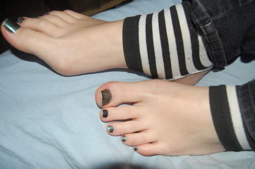 cute girls with amazing toe rings and cute feet
