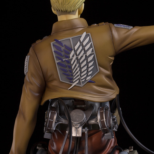 leviskinnyjeans:  Detailed Photos of Sentinel’s Erwin Smith Brave Act Figure The Brave Act Erwin Smith figure stands at 9.6 inches and comes with a cape, an alternate hair piece and face, 3D maneuver gear, two blades, and a weapon holding hand. After