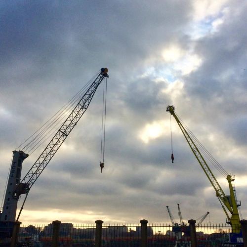 . . . . . . . . . . . . #sky #morning #crane #docks #dockside #clowd #blue #automne (em Leça Da Palm