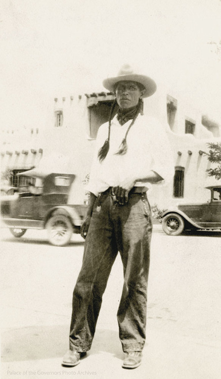 Artist Abel Sanchez (Oqwa Pi) of San Ildefonso Pueblo in front of Fine Arts Museum, Santa Fe, New Me