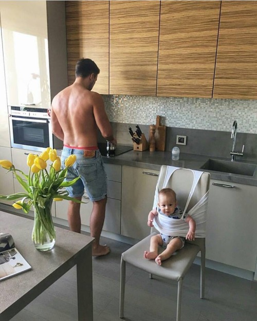 southernsideofme:  A Dad has to do, what dad has to do to make a bottle