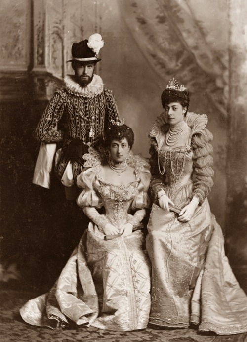 antique-royals:King Haakon VII and Queen Maud of Norway with Princess Victoria of Wales in 17th cent