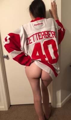 sexyslutasslover:  Let’s intensify this hockey rivalry. Which ass is better? Let’s see which team wins! 