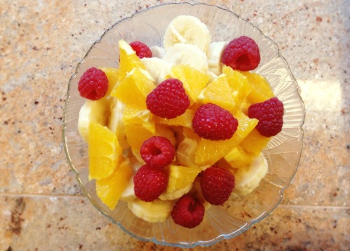 2 bananas, an orange and raspberries :) I love fruit so much xoxo