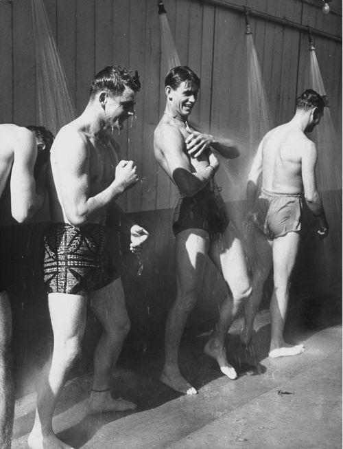 vintageeveryday:Soldiers showering the sand off themselves at a Servicemen’s Country Club, 194