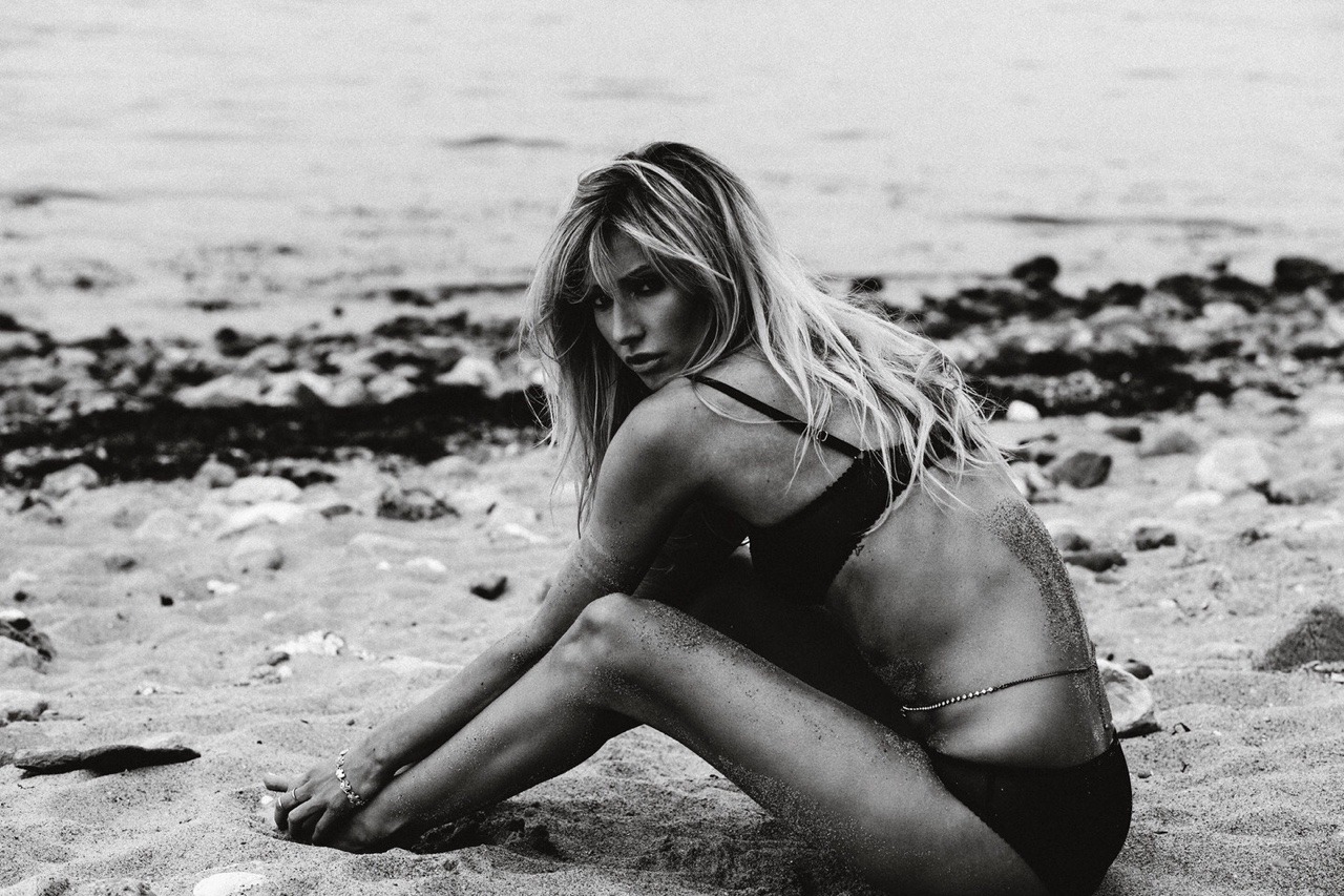 photographie-sebastian-schueler:  Sissy Fisch @ Beach  â¤ï¸