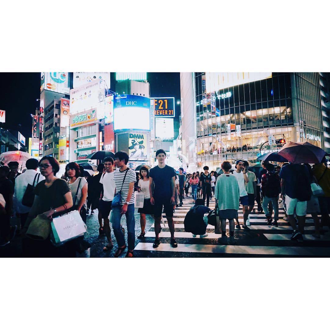 またまたここで 後ろでスナップか雑誌か知らんけど撮影してた 渋谷 スクランブル交差点 またまたここで 後ろでスナップか雑誌か知らんけど撮影してた 渋谷 スクランブル交差点