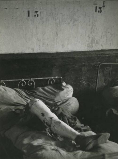 André Kertész - Hôtel de l’Avenir, Paris, 1929