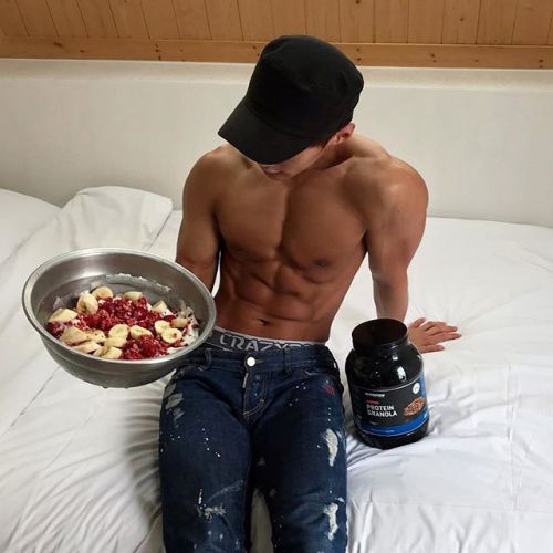 flipthastitch:Body and tan goals. 💪🏼