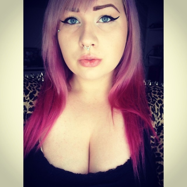 stinkywizzleteats:  nobodysxbaby:  Sunday funday 👽  Pretty girl!!