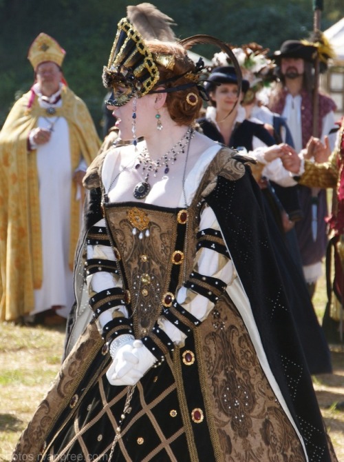 Elizabethan Brown Costume (Washington Midsummer Renaissance Faire, 2011)