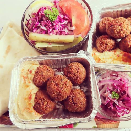 Smooth Hummus and Crispy Falafel with crunchy salad and fresh vegetables on the side from @sofraista