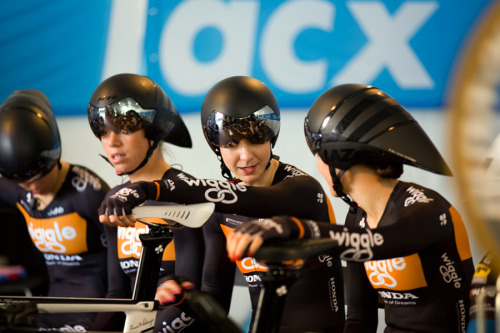 womenscycling:  Wiggle Honda, waiting to start the TTT by 伟业 wei yuet Some beautiful photos from the