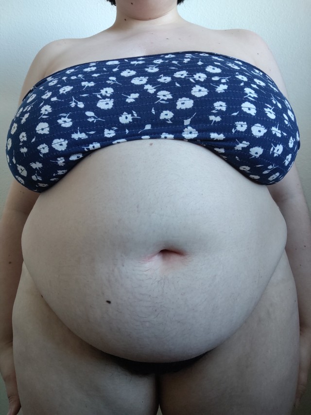 Porn photo softcuddlekitty:My belly is hanging a bit