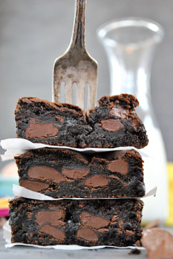 in-my-mouth:  Fudgey Chocolate Chunk Brownies