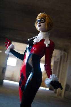 b-stands-for-berceca:  HEY IT’S ME SPAMMING MY COSPLAY PHOTOS that my poor boyfriend is force to take.  But classic  Harley is one of my favourites, if not the favourite, characters. I could write a rant about it buuuuuut since I care about my 5 followers