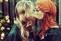 lipstick-lesbian:  ♀♡♀ 