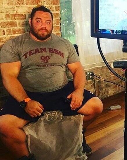yoquierouno:  Wide sexy bear