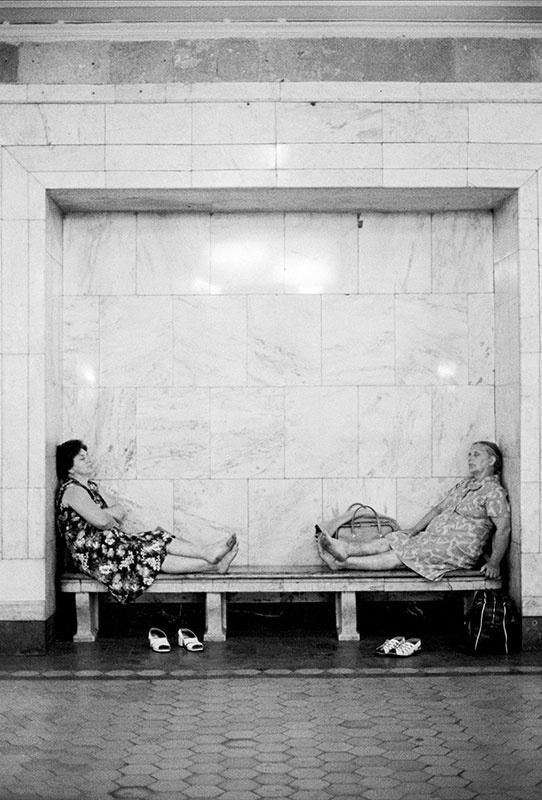 Resting in the metro. Photo by Vladimir Sychyov (Moscow, 1978).