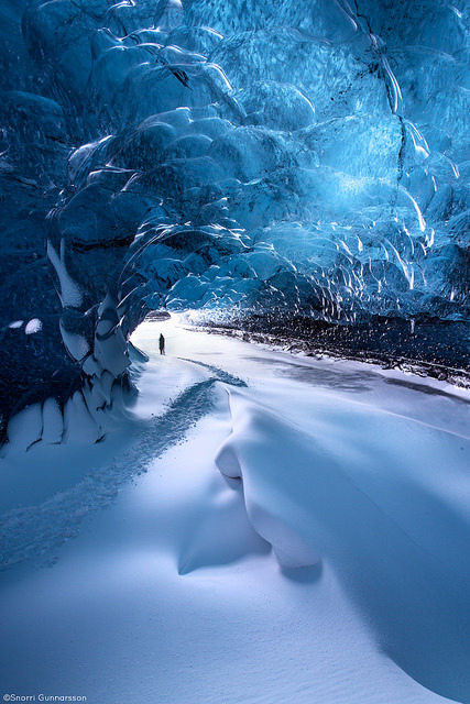 tulipnight:  Ice Cave Wave by Snorri Gunnarsson on Flickr.