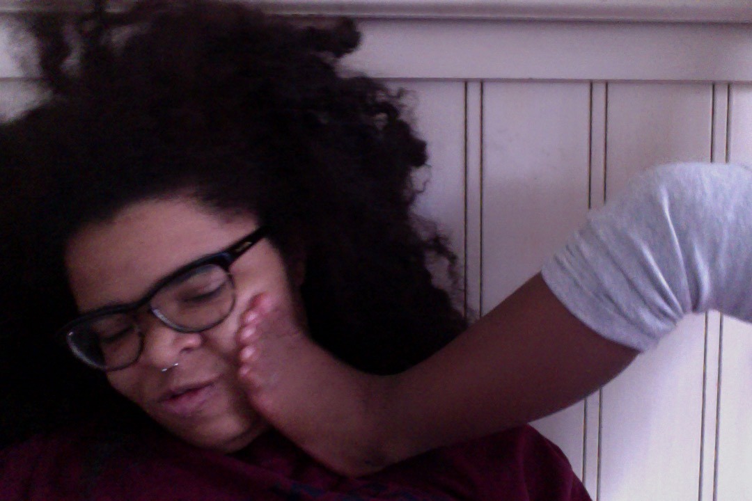 druganaut:  ohbrae: my niece is here for the holidays   The foot before her face