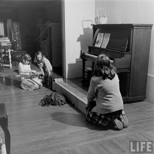 Unpacking the mail order Christmas tree(Charles Steinheimer. 1947)