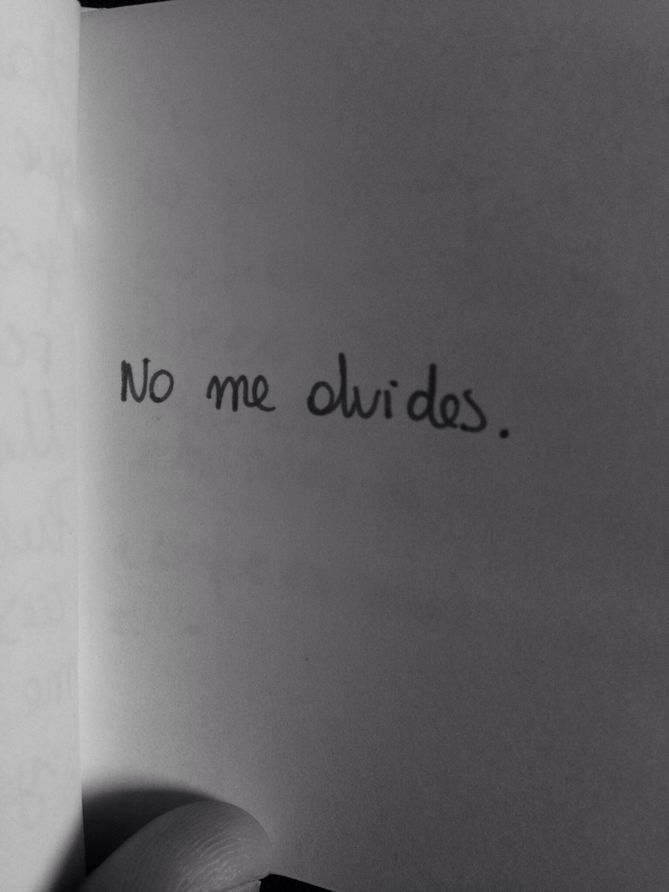 tan-solo-miradas-infinitas:  karithobelen:  plmorextasis:  ya es tarde, me olvidó