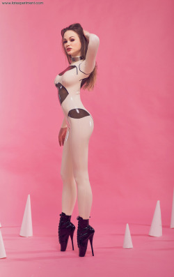 l4r-ry66:Alexandra Potter in latex and ballet