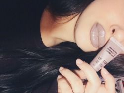 ukrainianbarbiedoll:  I’m sooooo obsessed with grey-nude lips! It’s like a modern twist on nude lips:)