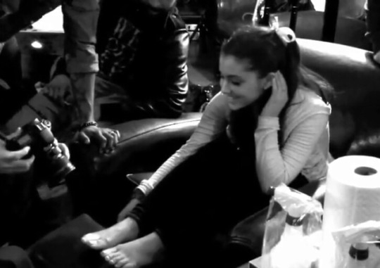 barefeetofthefamous: celebrityfeets:     Ariana Grande  