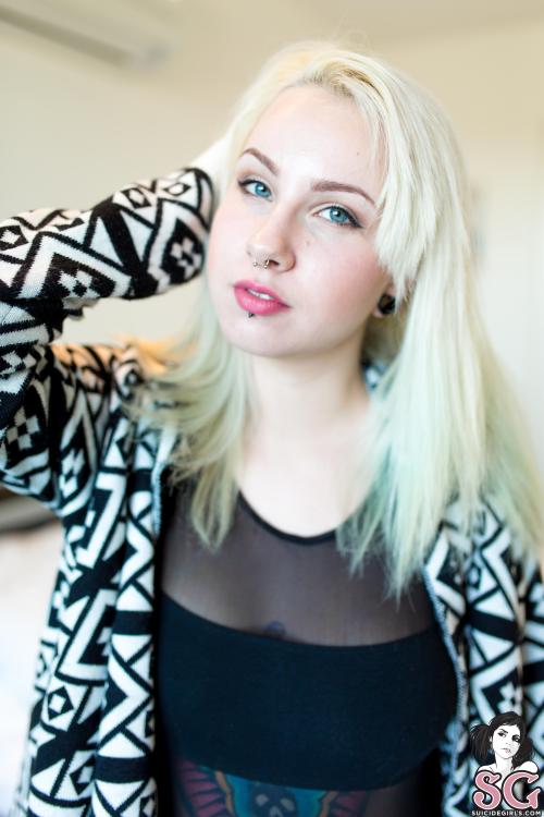 past-her-eyes:  AngelGore Hopefulangelgore.suicidegirls.comLink to South African SuicideGirls