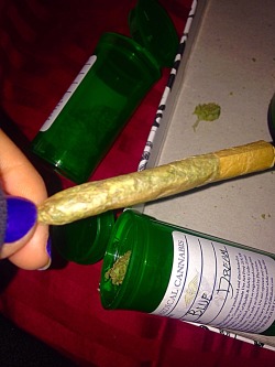 arianaelizabethc:  Salad bowl joint kinda hard to fit all of the weed in it tho lol