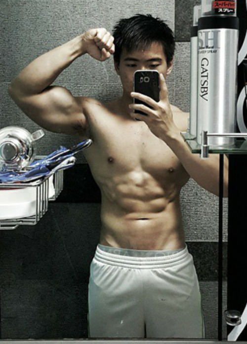 sgboi00: sgboys-random25: Would you let him fuck you? Look at the boner!!!
