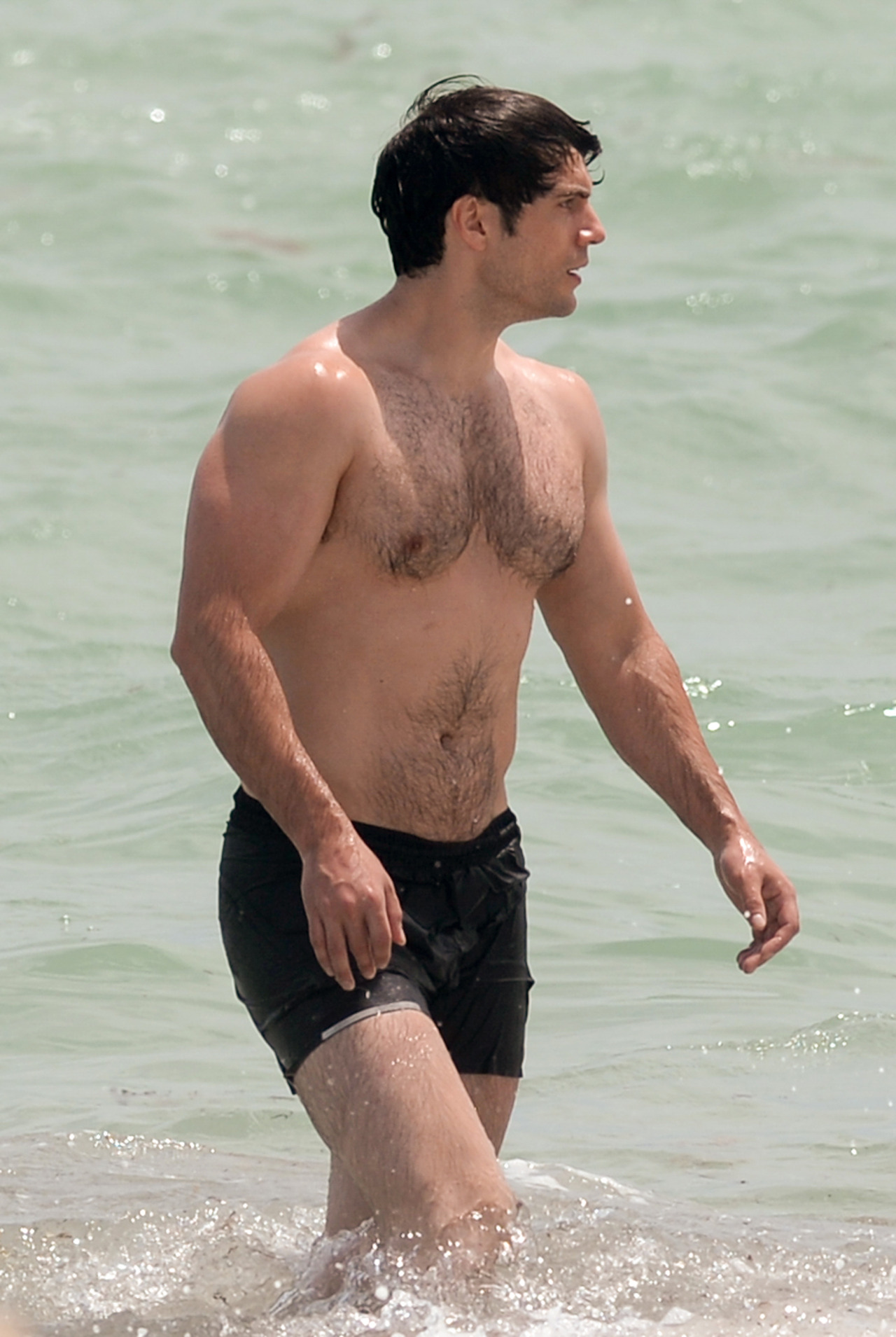 bootybulgeheaven:  rhiordan:  Henry Cavill via The Sun  Henry Cavill