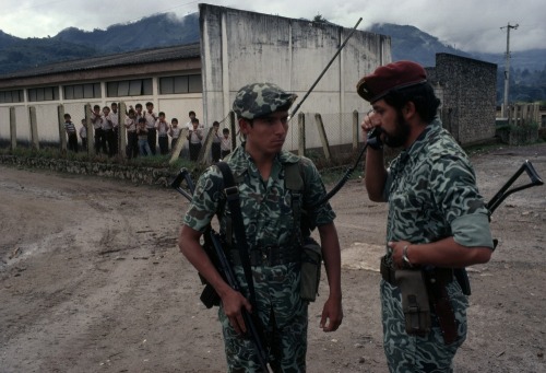 Ni olvido ni silencio
Fotografias de Jean-Marie Simon encontradas en sus libro Guatemala: eterna primavera, eterna tiranía.
Mas imágenes