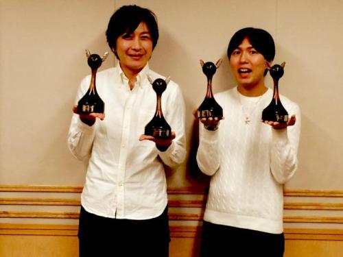 flamingo-chan:OnoD and HiroC with their awards (source)
