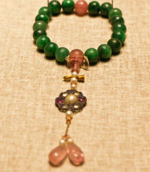 Eighteen-beads Bracelet(十八子手串) in the Palace Museum. This kind of bracelet is developed from Buddhis