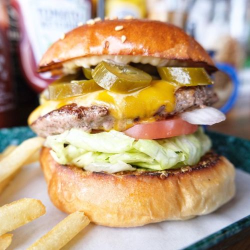 . ❁THE BASKET ❁チーズバーガー　＋ハラペーニョ追加 無性に食べたくなるハンバーガー 薬院エリアにあるTHE BASKETに果敢に1人で訪問♡ やっぱ辛みが欲しくなるのでハラペーニョ追加し