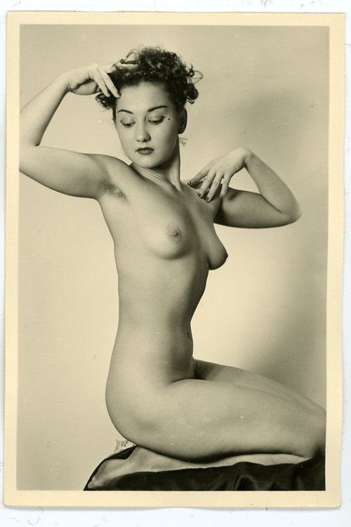 cupcakekatieb-eyecandy:Artistic nude (3)