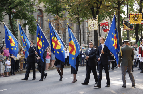 speciesbarocus:Otto von Habsburg’s funeral procession.Flags of the Paneuropean Union.