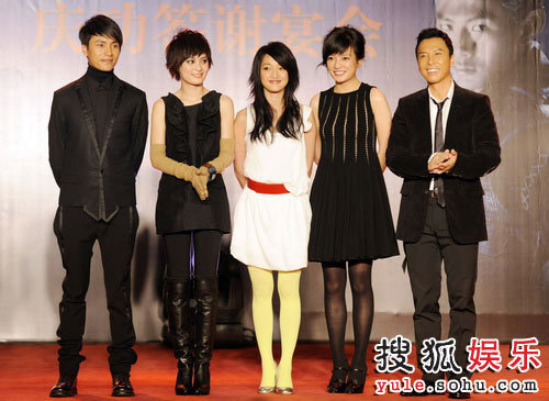 Chinese actresses Zhou Xun and Zhao Wei