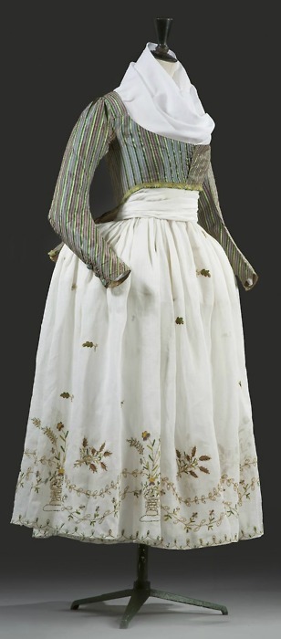 thevintagethimble:Ladies “Macaroni” jacket and embroidered skirt. Late 18th century. French. Silk.Th