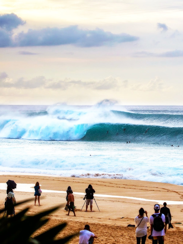 kelagoesbserk:  surfsouthafrica:  Pipeline. Gabriel Medina, Kelly Slater, Mick Fanning.