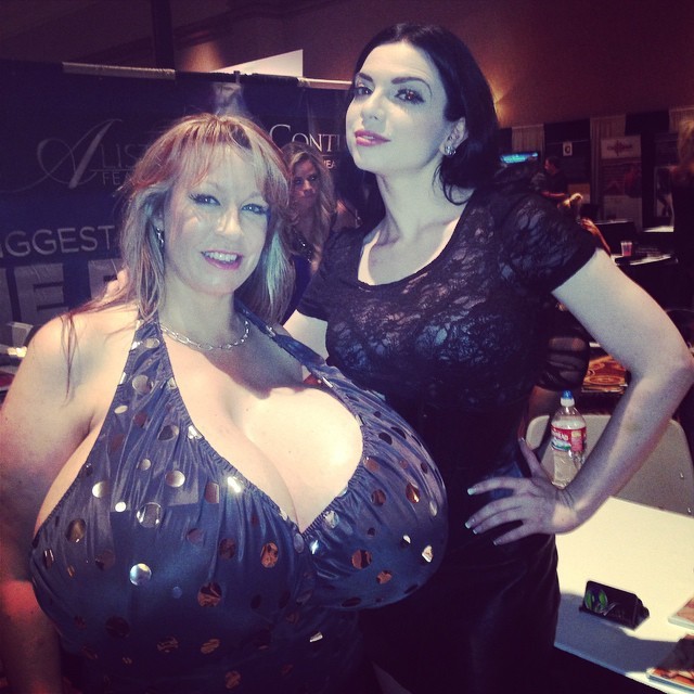 mssarahhunter:  Just met the incomparable Chelsea Charms! (at Mandalay Bay Conference