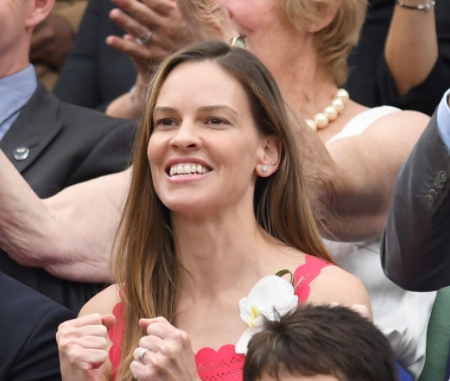 Hilary Swank watching tennis. (Getty)