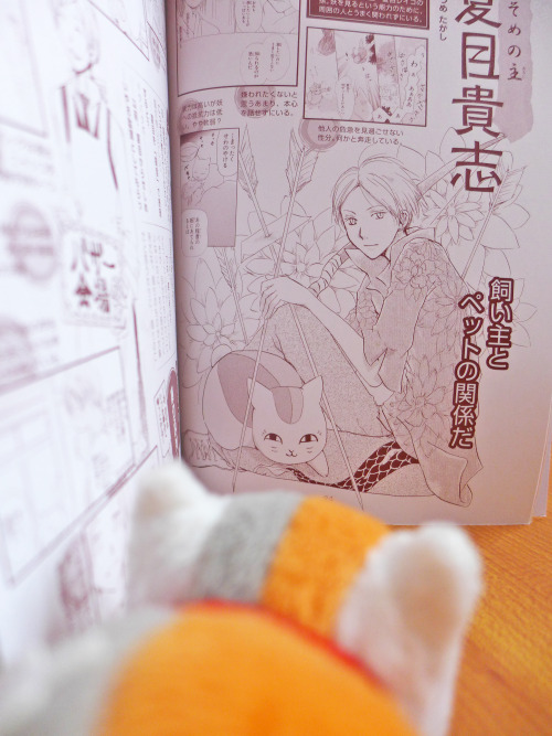 This time, Nyannyan-sensei is reading his own fan book, Nyanko-sensei Yuujinchou (ニャンコ先生友人帳 夏目友人帳公式ニ